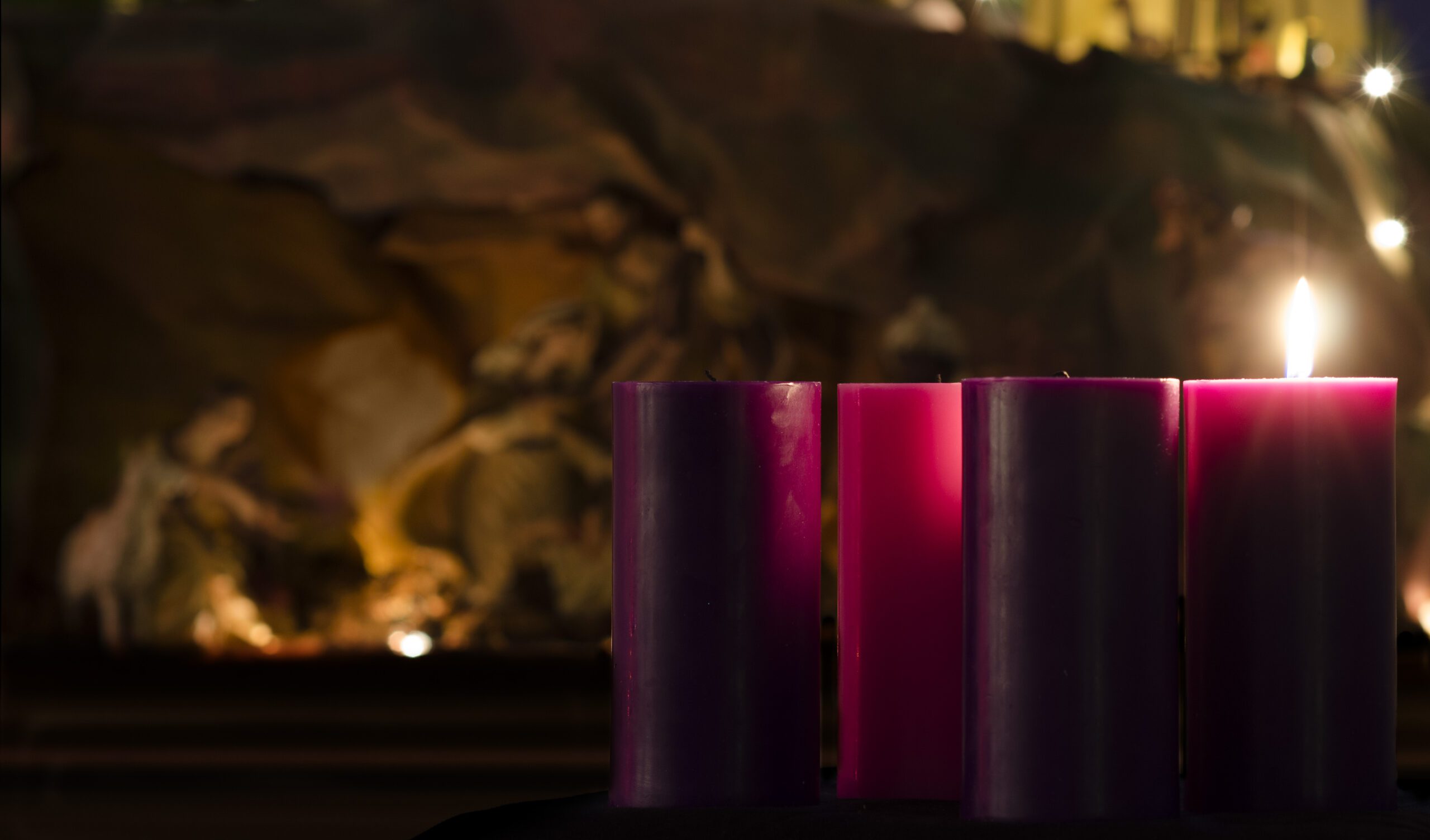 Advent wreath with one candle lit